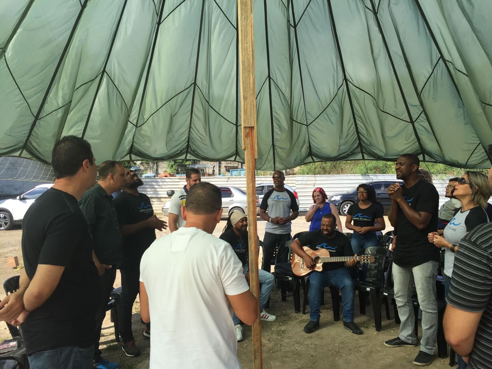 Comunidade reunida sob a lona