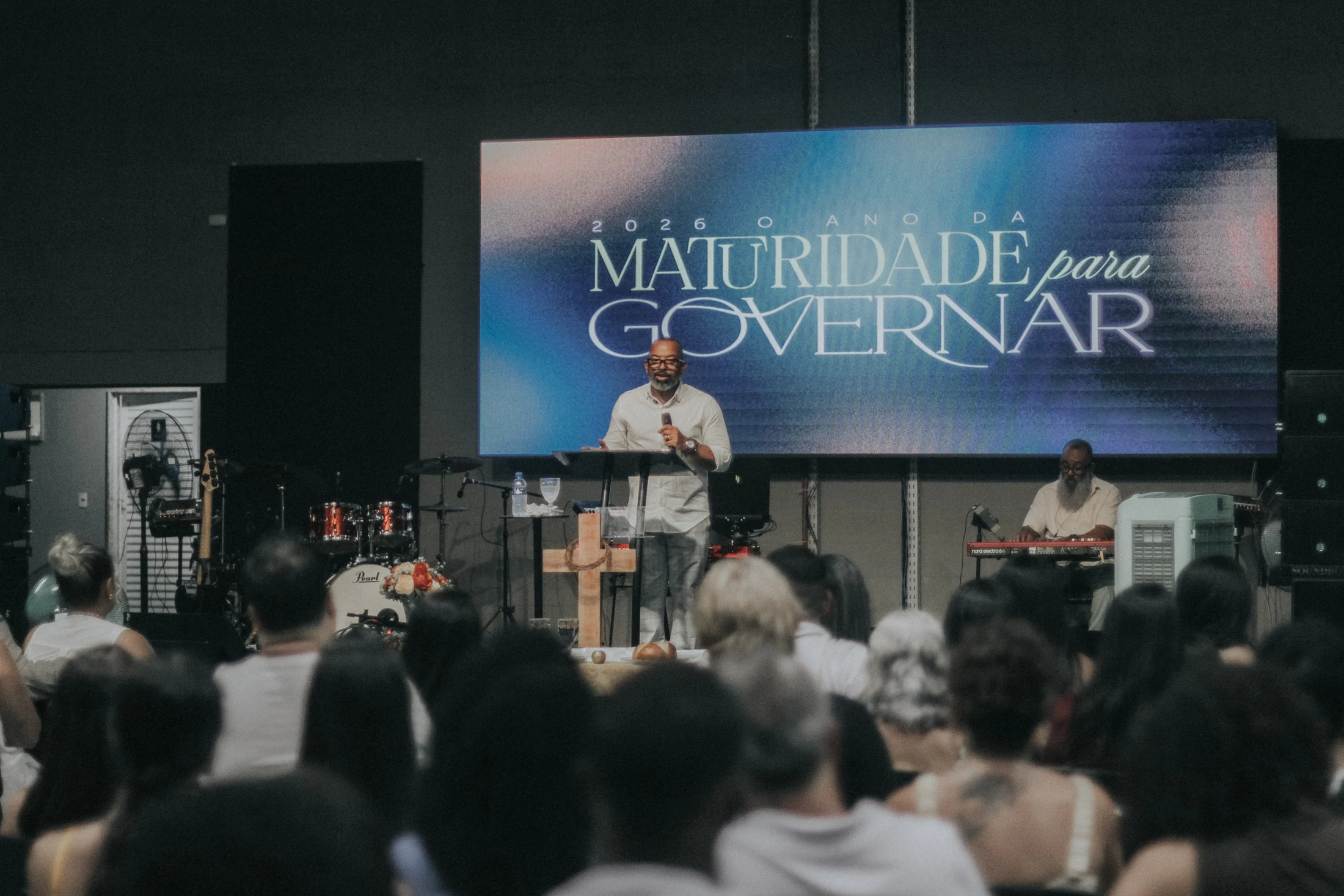 Pastor Luiz Arcanjo ministrando na igreja